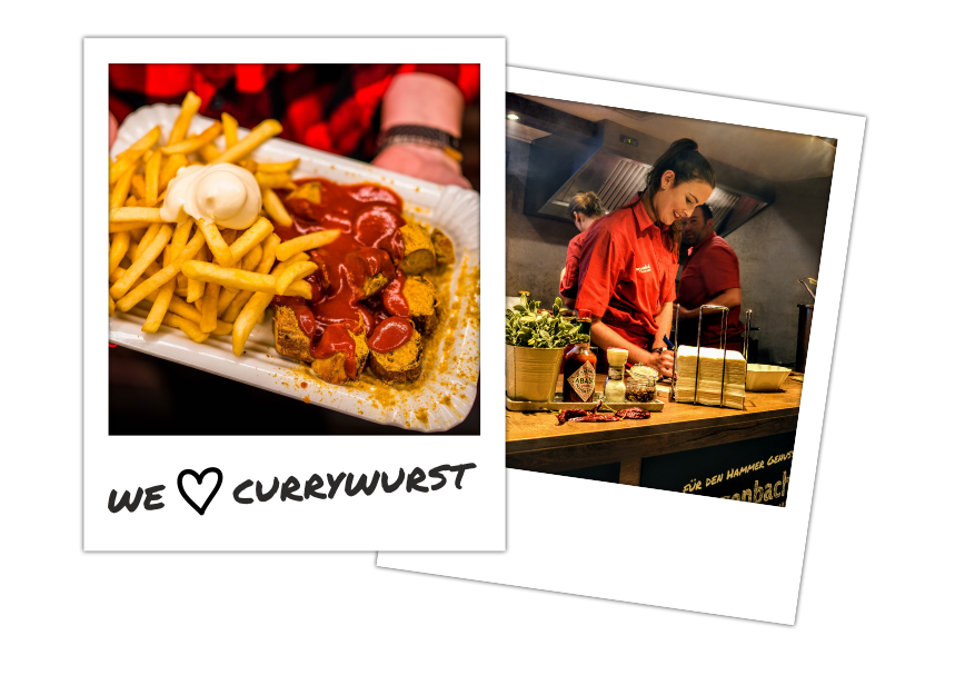 Zwei Polaroidbilder, eines zeigt einen Teller mit Currywurst, Pommes und Mayo, das andere zeigt eine Mitarbeiterin bei der Zubereitung